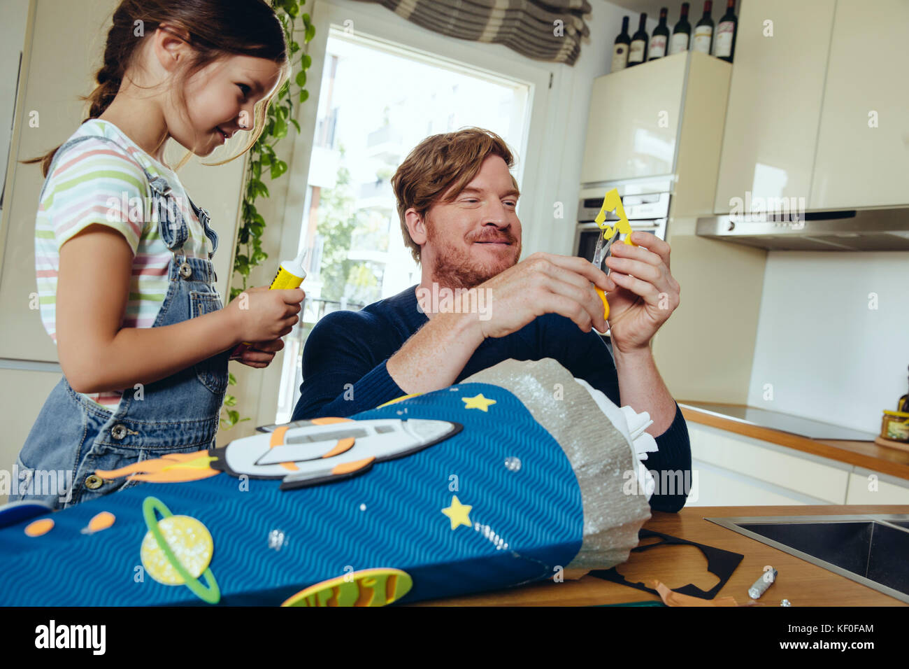 Vater und Tochter ihr Weltraum Schule Kegel zu Hause erstellen Stockfoto