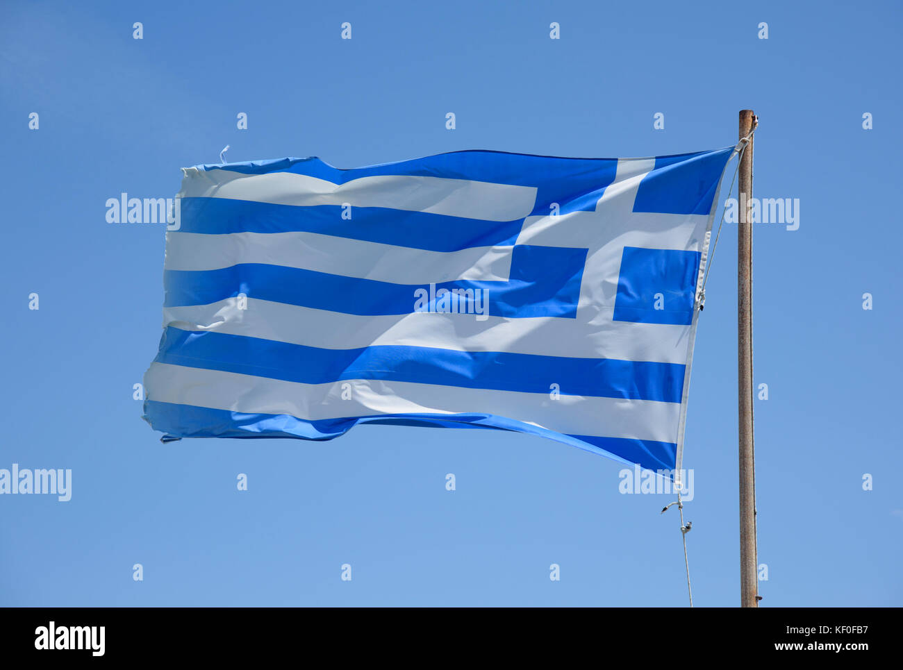 Die griechische Nationalflagge, die in Heraklion, Kreta, Griechenland, fliegt. Stockfoto