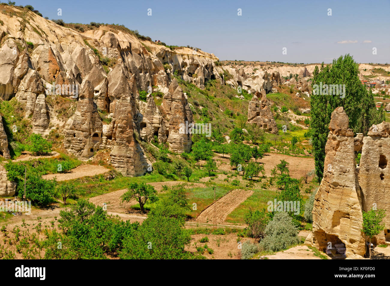 Höhlenwohnungen Sie und Feenkamine im Nationalpark Göreme, Kappadokien, Türkei Stockfoto