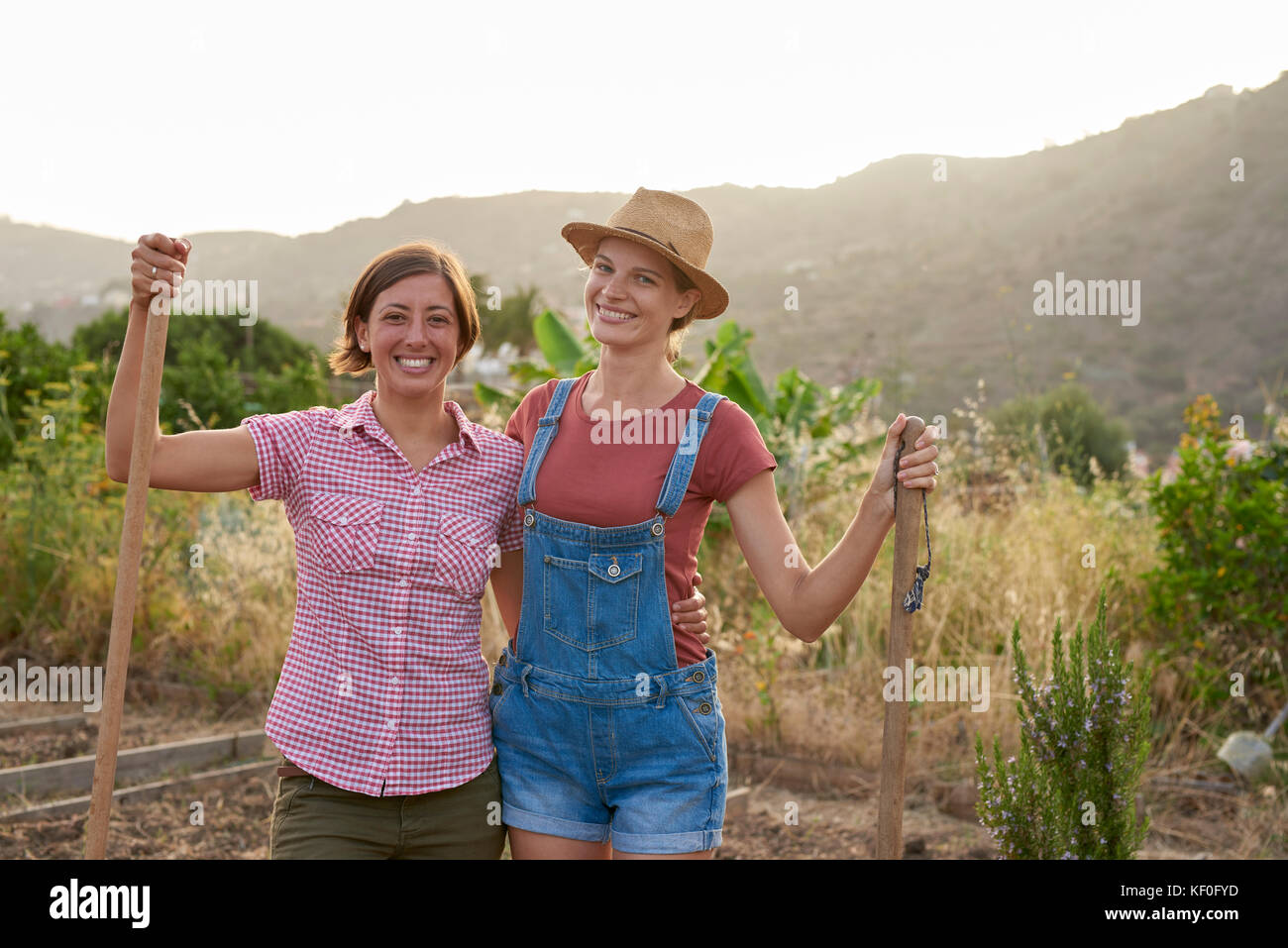 Porträt von zwei glückliche Bauern mit Schaufeln Stockfoto