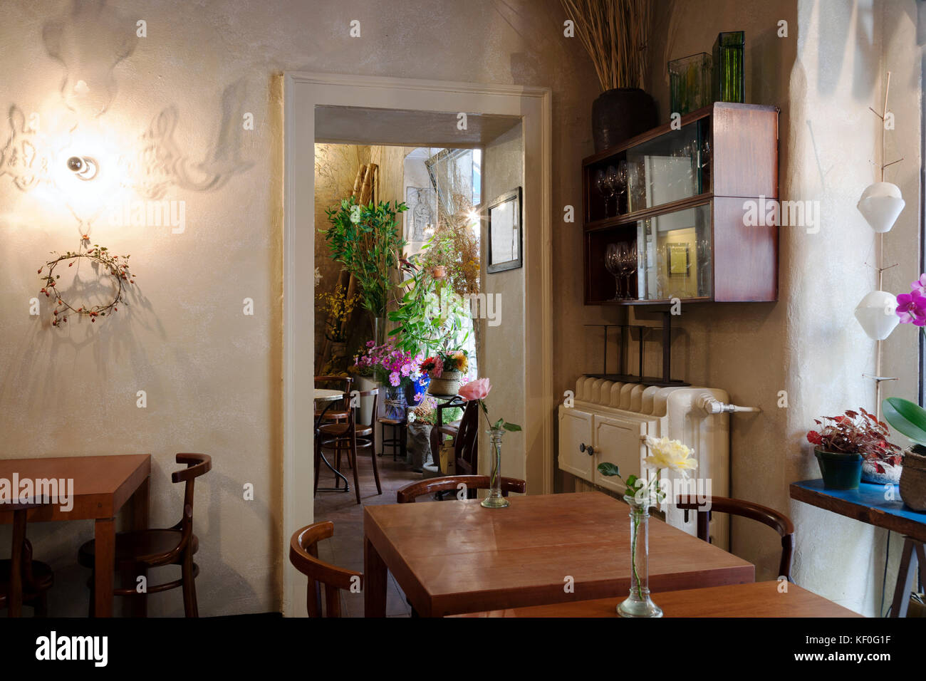 Innenraum eines romantischen Bar Cafe Restaurant mit vielen Blumen und Pflanzen in Milano, Italien Stockfoto