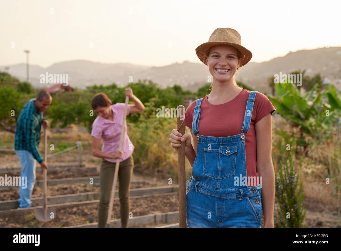 Portrait von lächelnden jungen Landwirt Stockfoto