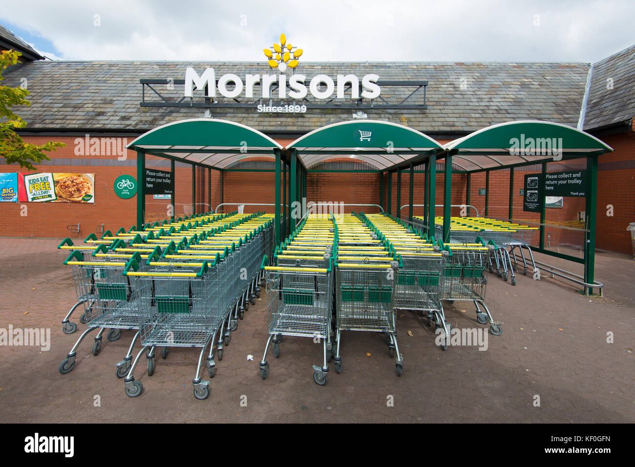 Supermarkt Trolleys vor einem Morrisons Supermarkt, Preston, Lancashire. Stockfoto