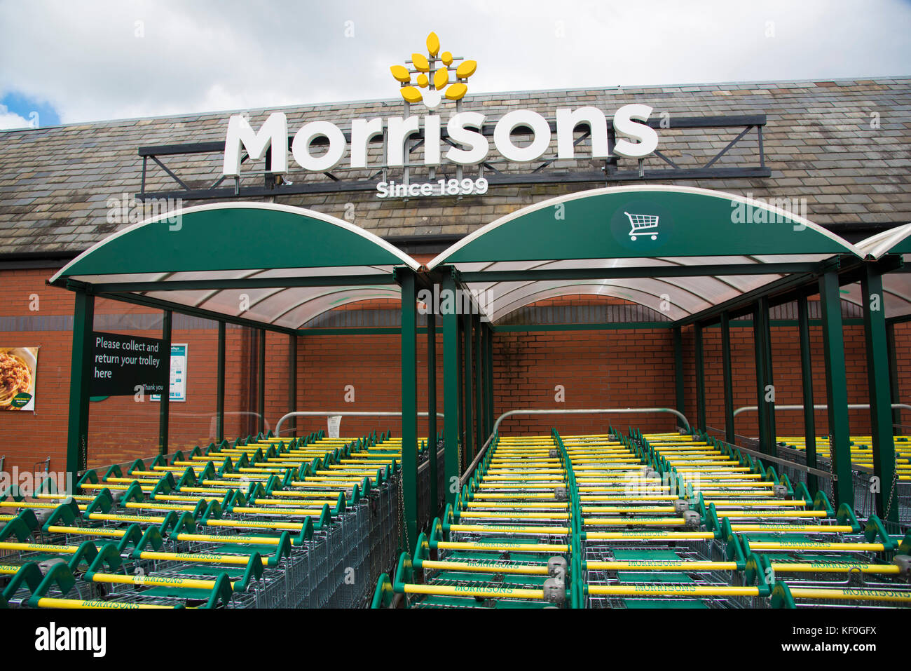 Supermarkt Trolleys vor einem Morrisons Supermarkt, Preston, Lancashire. Stockfoto