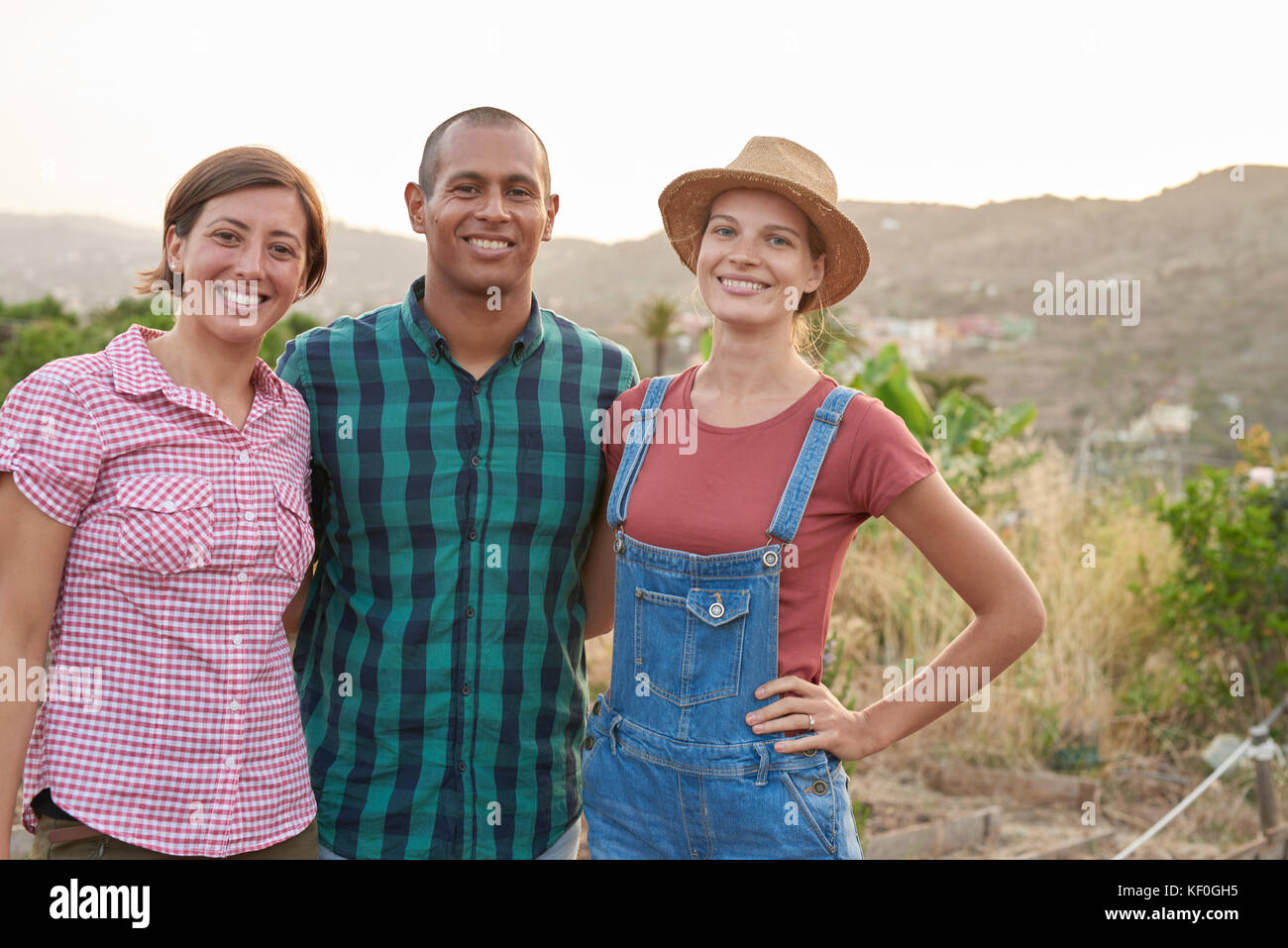 Gruppenbild der drei glückliche Bauern Stockfoto