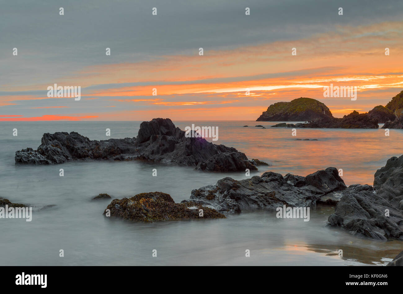 Blick auf Treath Llyfn bei Sonnenuntergang, Ynys Barry, Porthgain, Pembrokeshire, Dyfed, Wales, Großbritannien. Stockfoto