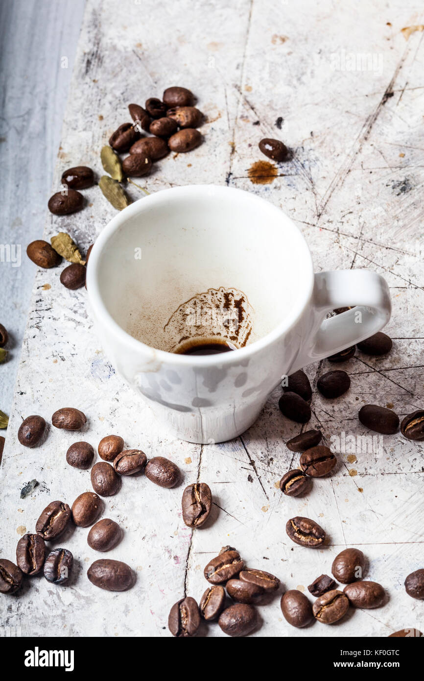 Leere Tasse mit Resten von arabischer Kaffee Stockfoto