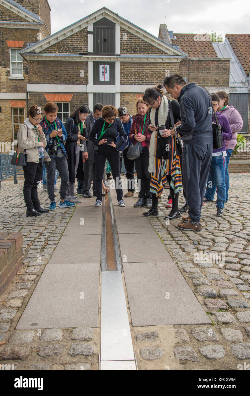 Der Markierungsstreifen für den Primmeridian in Greenwich, London. Stockfoto