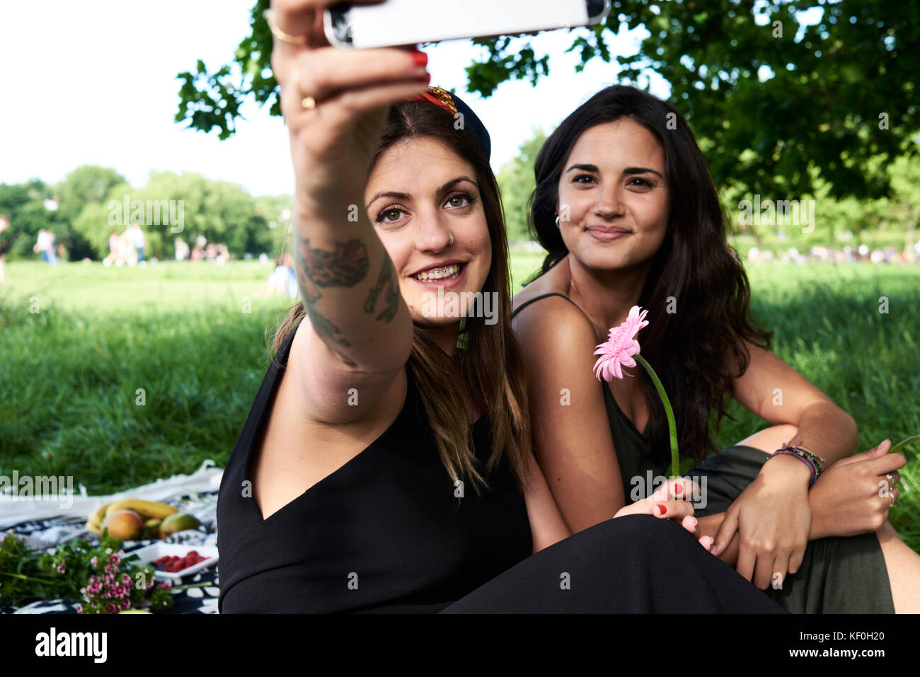 Uk, London, Hampstead Heath Park, zwei hübsche Freunde eine selfie, Freunde Picknick im Park Stockfoto