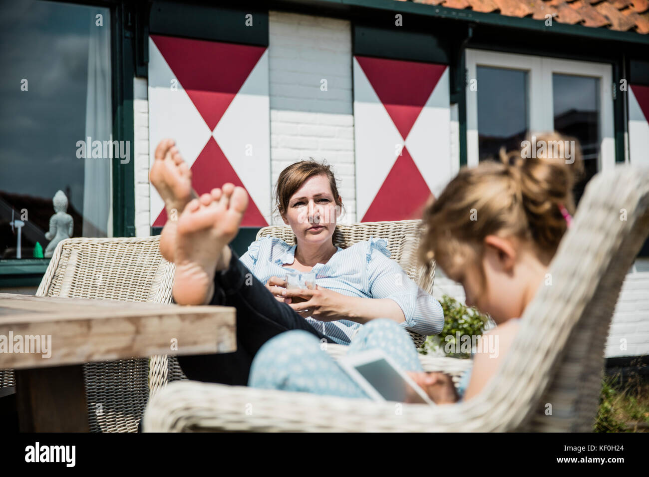 Mutter und Tochter entspannen auf der Terrasse Tisch Stockfoto