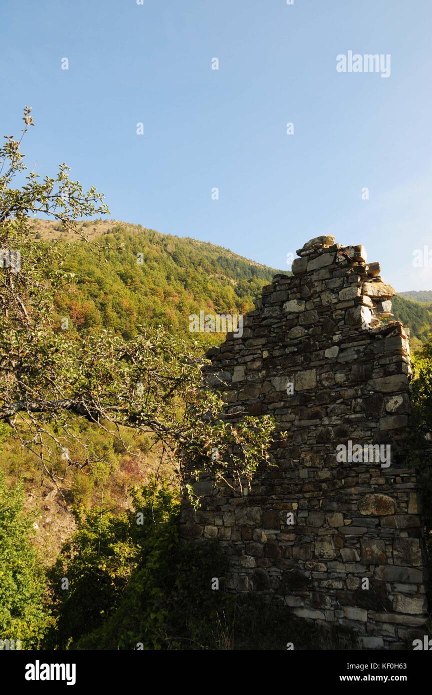 Die Verlassenen, Appennine, Dorf Vecchio Connio, Carrega Ligure, in der Region Piemont, Norditalien. Stockfoto