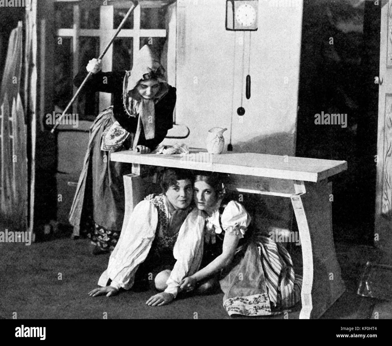 Humperdincks "Hänsel und Gretel", mit Valetta Iacopi als Mutter, Rose Morris als Hänsel und Sybil Hambelton als Gretel, in Sadler's Wells, London, 1937. Stockfoto