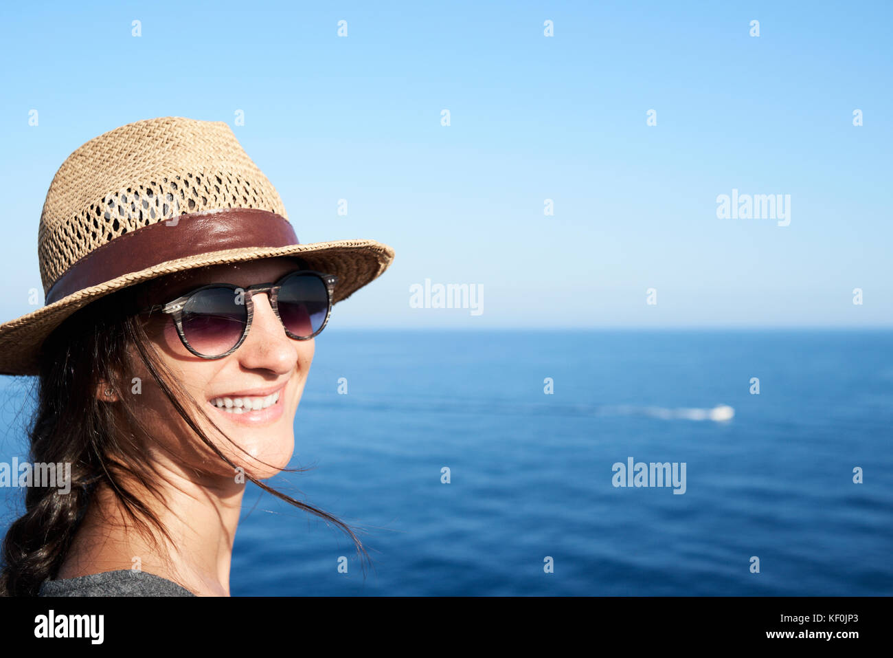 Menorca, Spanien, Alleinreisende Portrait an Kamera lächelnd vor dem Mittelmeer, solo Traveler Stockfoto