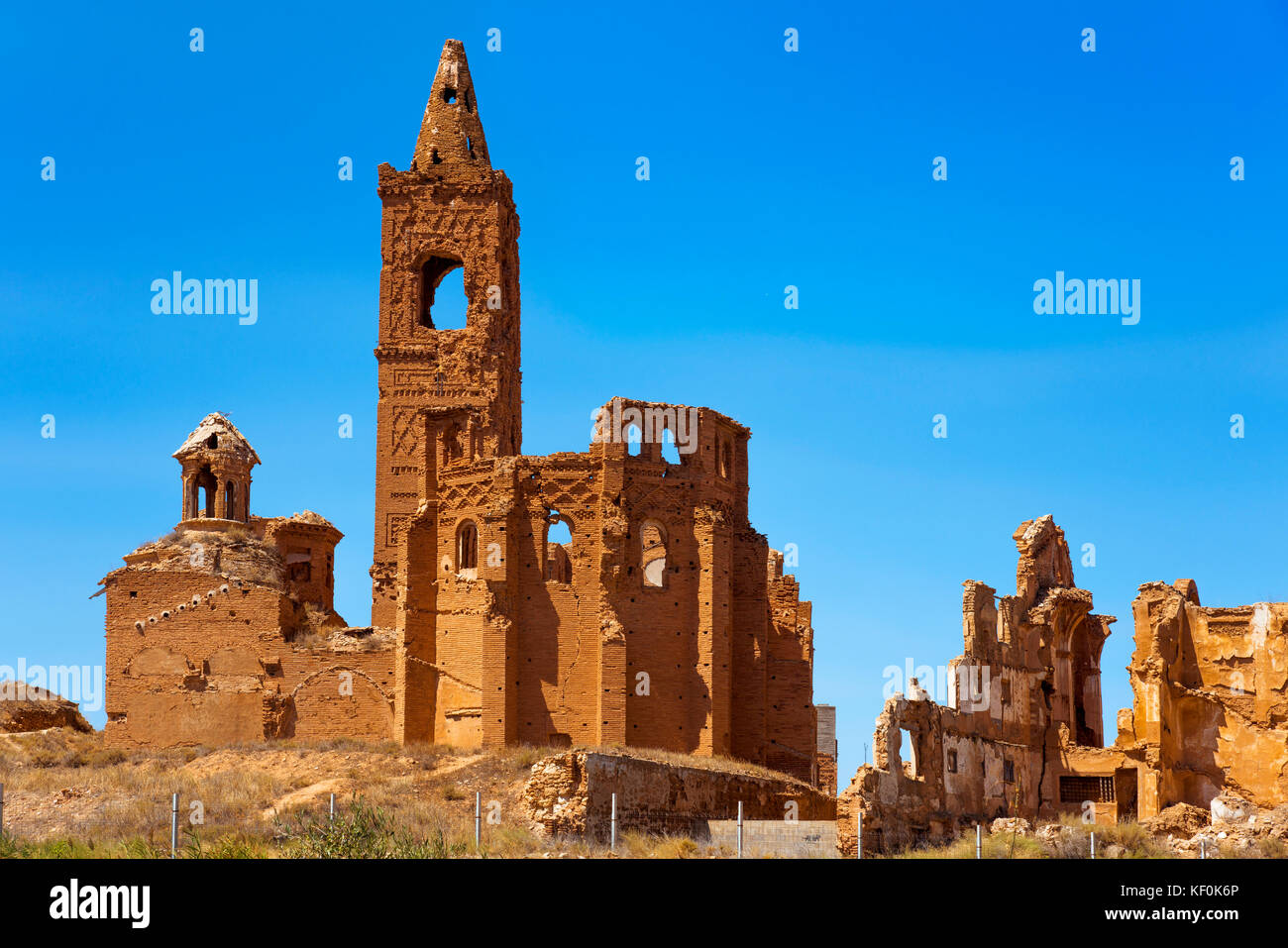 Ein Blick auf die Reste der alten Stadt von Belchite, Spanien, während des Spanischen Bürgerkriegs zerstört und dann aufgegeben, die San Martin hervorheben Stockfoto