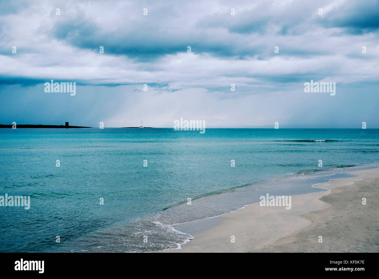 Ein Blick auf den Strand Spiaggia della Pelosa in Sardinien, Italien, mit dem Kap Punta Imbarcatogio der Insel Isola Piana im Hintergrund Stockfoto