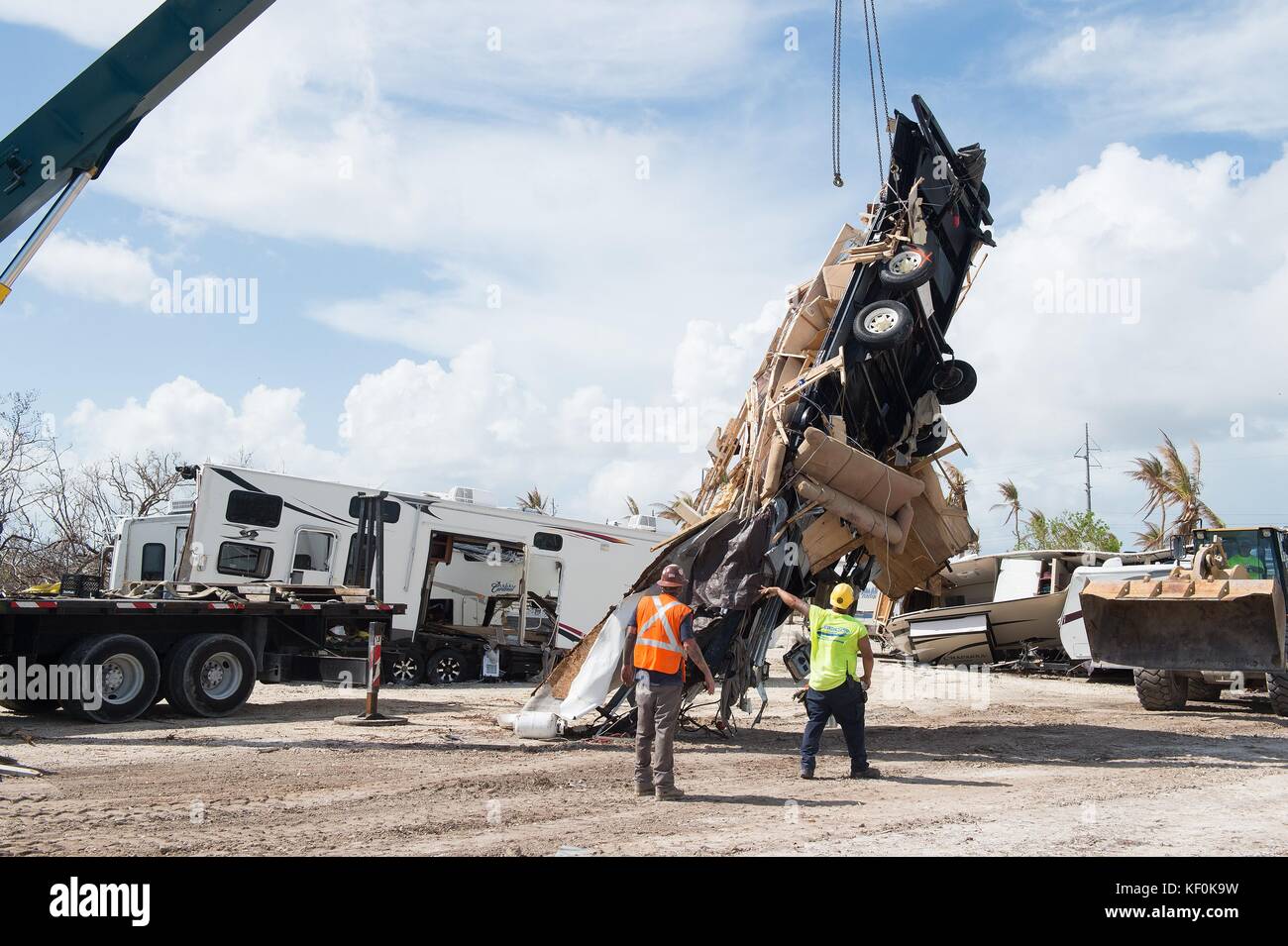 Bauarbeiter heben ein Mobilheim auf, das vom Hurrikan Irma am 2. Oktober 2017 in Big Pine Key, Florida, verdrängt und beschädigt wurde. Stockfoto