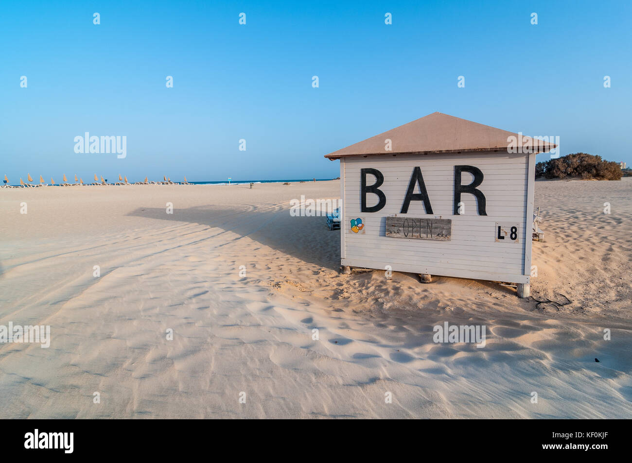 Geschlossen Beach Bar (Chiringuito) im Strand, Parque Natural de las Dunas de Corralejo, Fuerteventura, Kanarische Inseln, Spanien Stockfoto