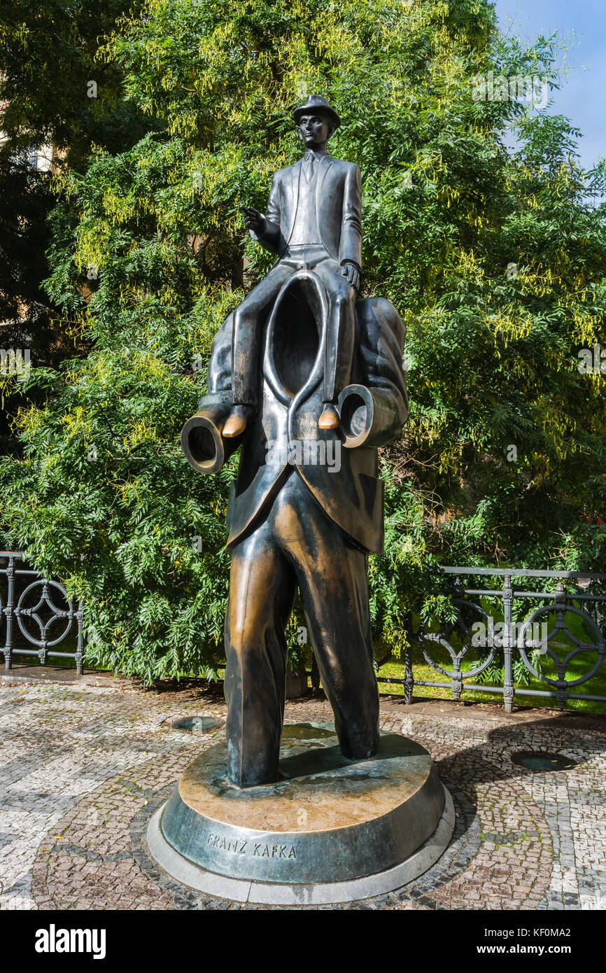 Prag, Tschechische Republik - 8. Oktober 2017: Die Statue von Franz Kafka, eine Skulptur im Freien von Jaroslav Rona aus dem Jahr 2003, die auf der Vezenska-Straße installiert wurde Stockfoto