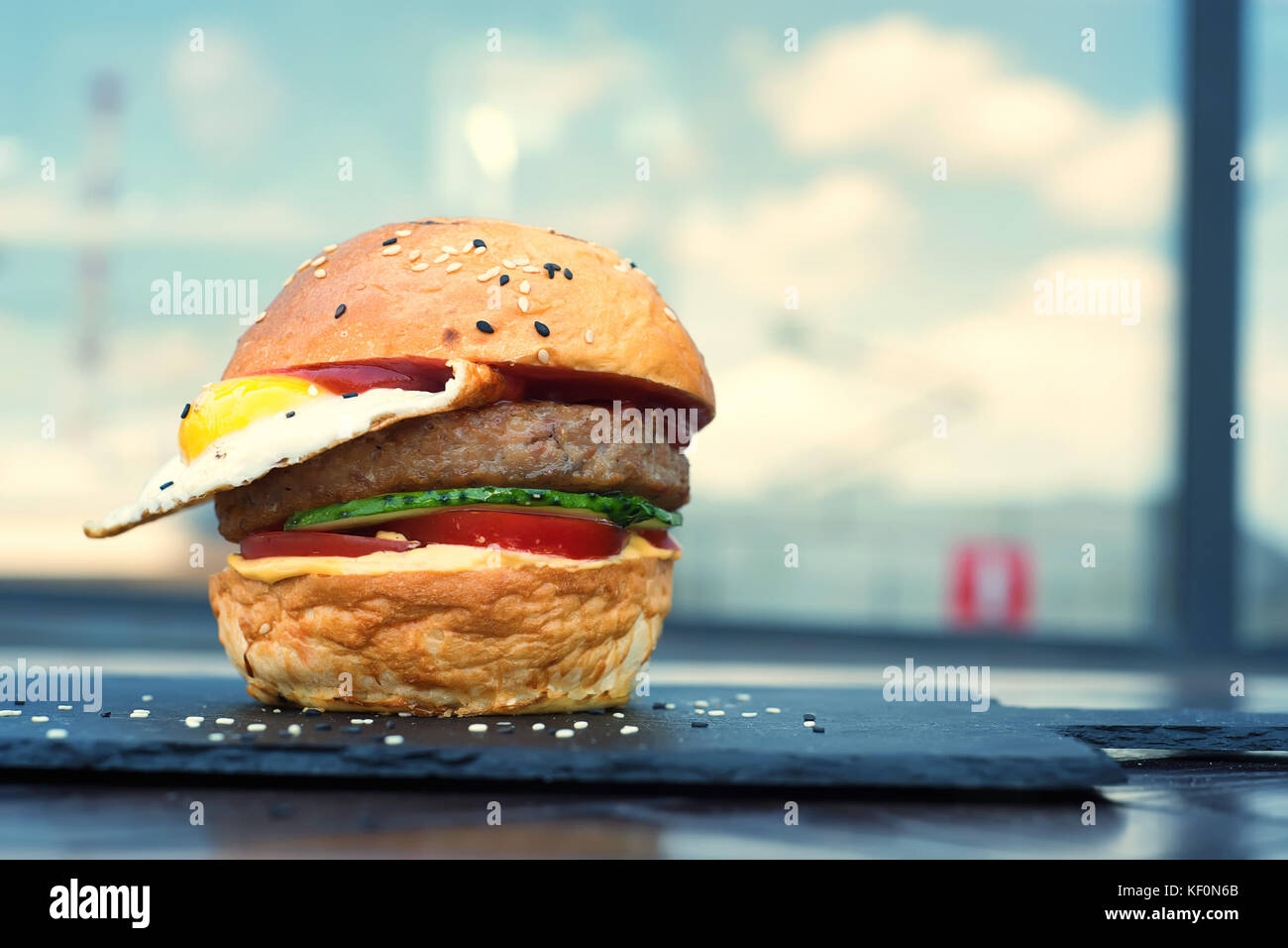 Restaurant Hamburger mit Spiegelei Stockfoto