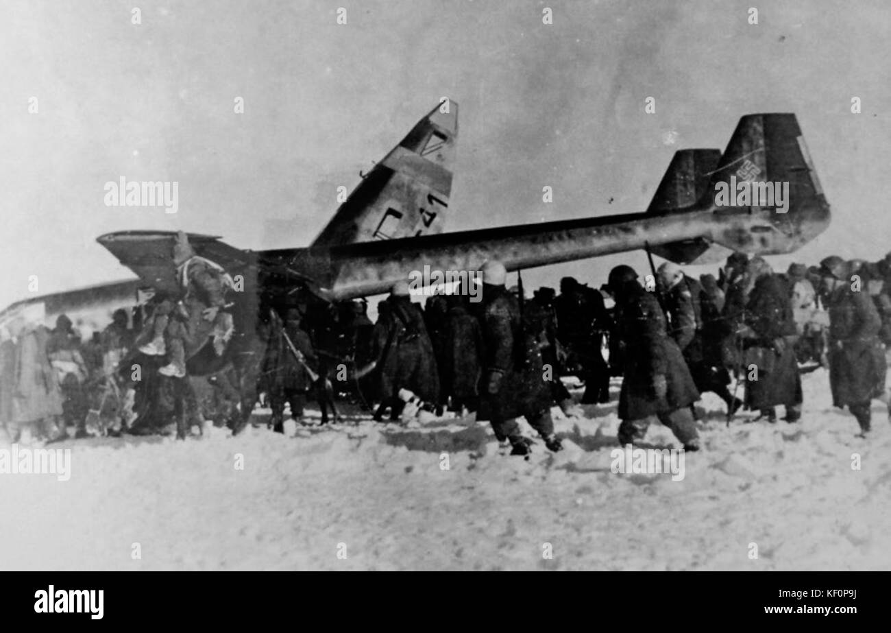 Dieses Foto zeigt einen deutschen Gotha Go 242 Segelflugzeug in Russland, begleitet von italienischen Soldaten während des Zweiten Weltkriegs um 1942. Das Bild spiegelt die militärische Zusammenarbeit zwischen Deutschland und Italien während des Krieges wider. Stockfoto