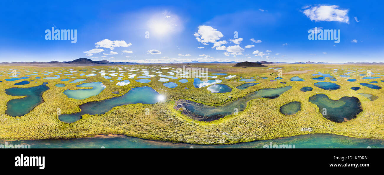 Gegend mit vielen Seen/Teiche von erstaunliche Formen und Farben zwischen den Bergen im Hochland von Island (Hi-res Antenne 360 Grad Panorama). Stockfoto