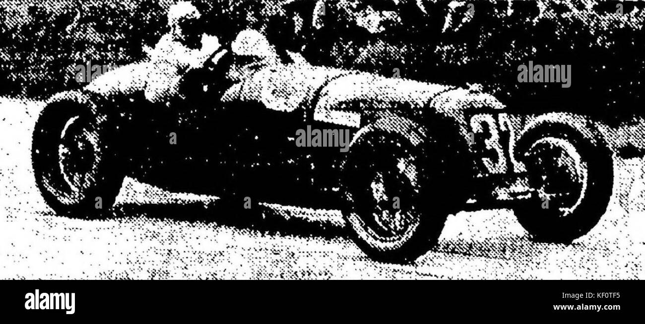 Giuseppe Campari wird für den Gewinn des Grand Prix de l'ACF 1933 gefeiert. Der Sieg war ein bedeutender Erfolg in seiner Rennkarriere und in der Geschichte des Motorsports. Stockfoto