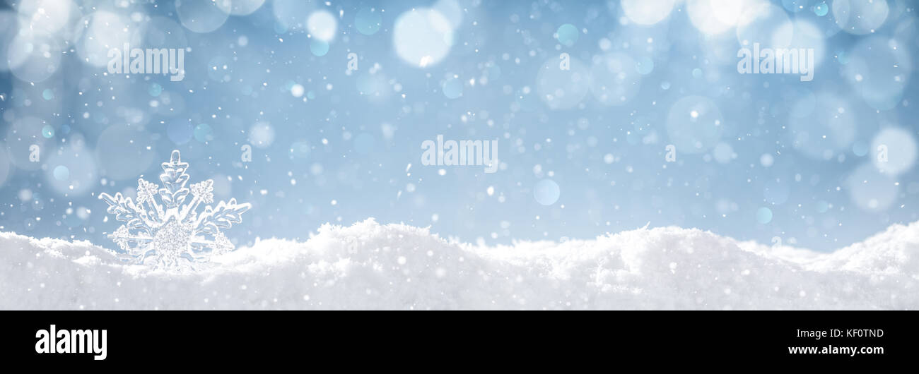 Schneeflocke auf dem Schnee. Winterurlaub Hintergrund. Stockfoto