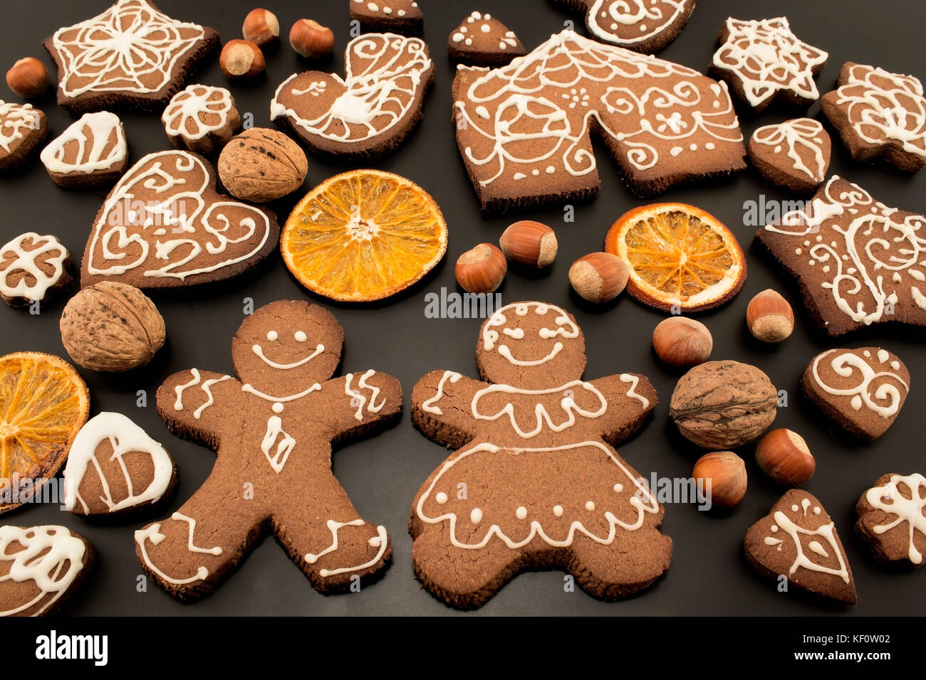 Gingerbread Cookies auf schwarzem Hintergrund. Stockfoto