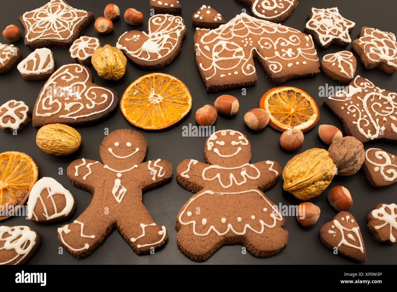 Gingerbread Cookies auf schwarzem Hintergrund. Stockfoto