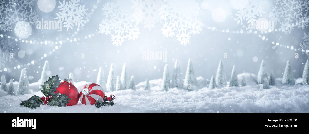 Weihnachten Kugeln auf Schnee, Weihnachten Hintergrund. Stockfoto