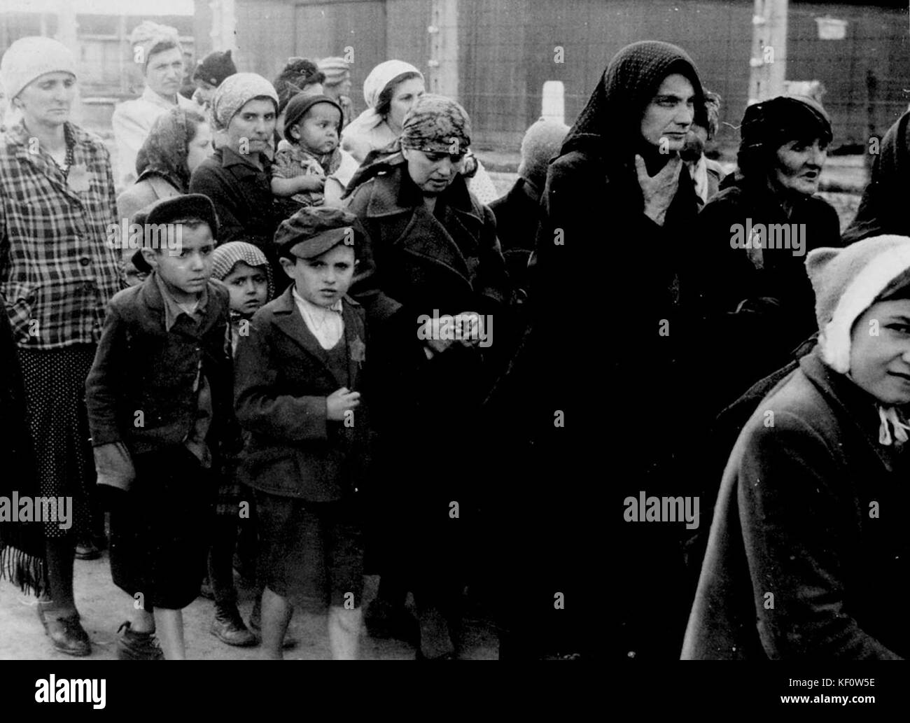 Jüdische Frauen und Kinder aus karpatenvorland Rus, die für Tod in Auschwitz Birkenau gehen Sie in Richtung der Gaskammern ausgewählt wurden. Stockfoto