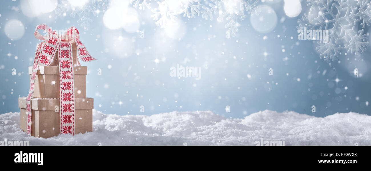 Stapel von geschenkbox auf Schnee Stockfoto