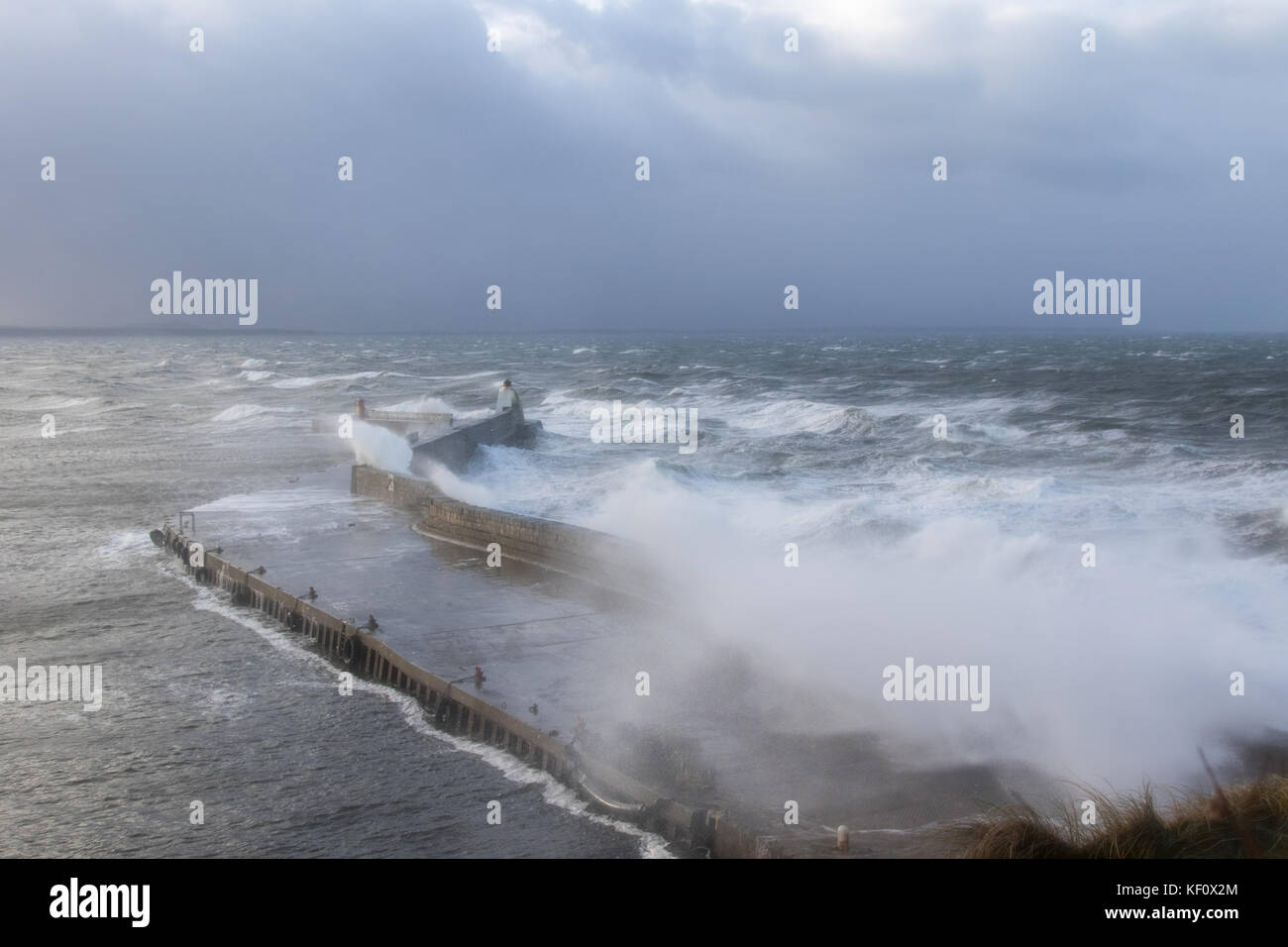 Burghead Hafen in Schottland durch die riesigen Wellen zerschlagen werden, stürzt über dem Meer Verteidigung auf während einem Sturm. Stockfoto