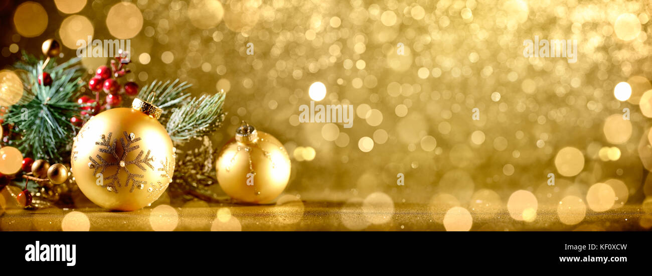 Weihnachten Kugeln auf goldenem Hintergrund Stockfoto