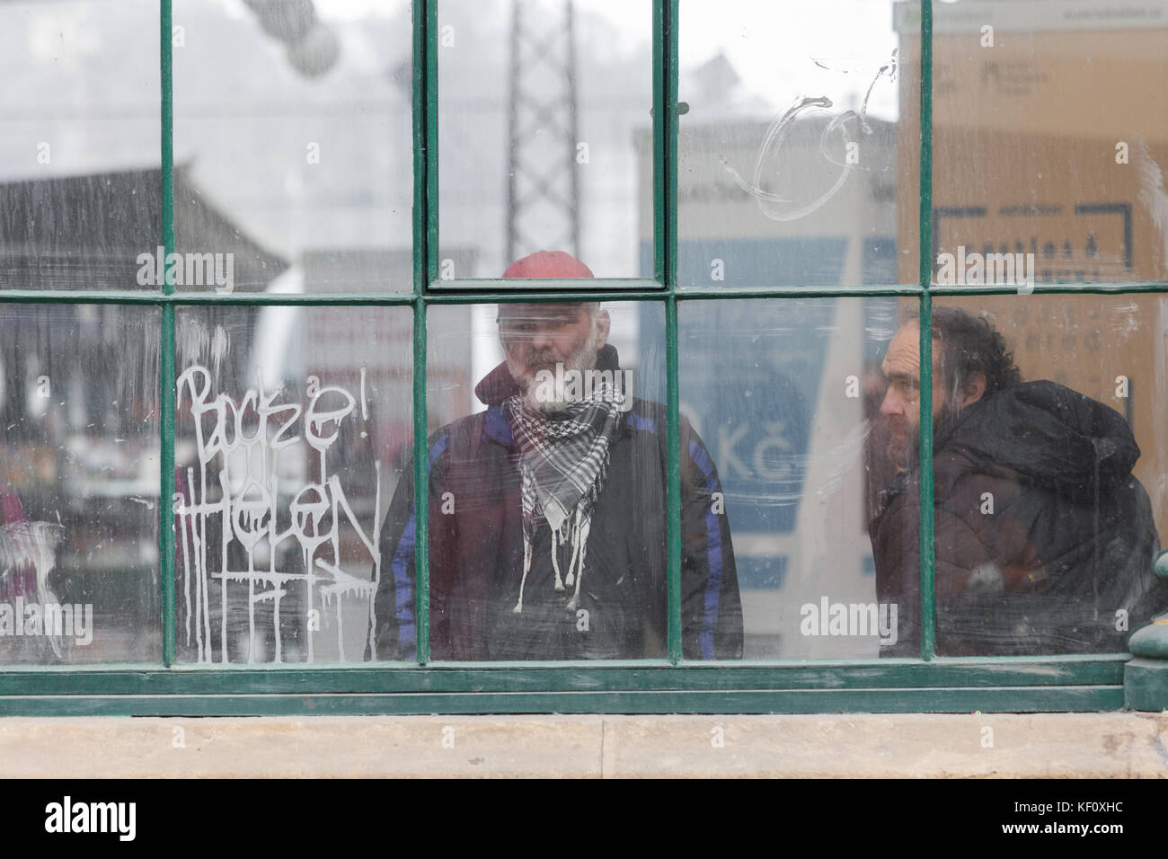 Zwei obdachlose Männer ihre Zeit im Bahnhof in Europa Stockfoto