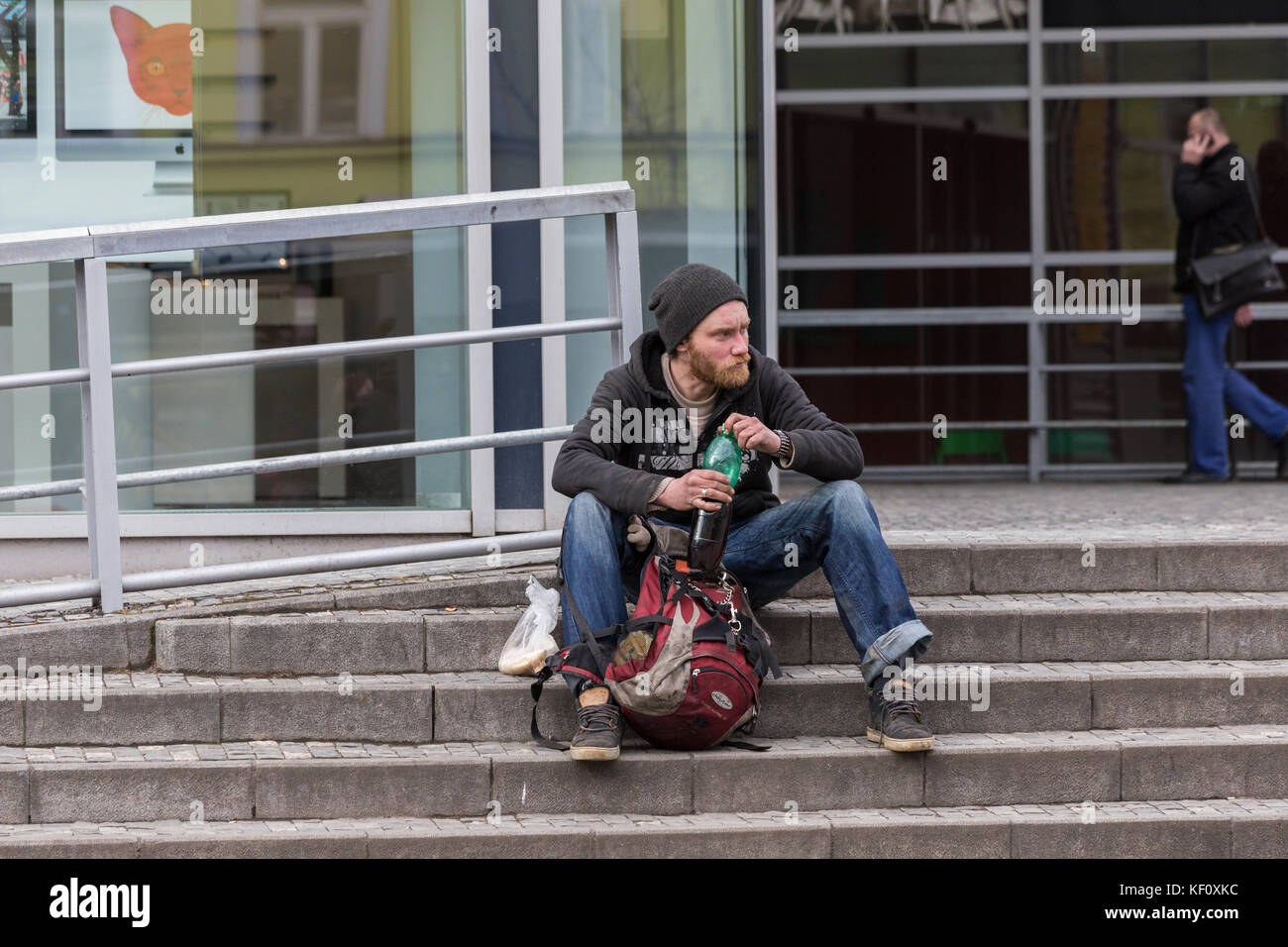 Eine junge Obdachlose Menschen trinken Alkohol in die Stadt in Europa Stockfoto