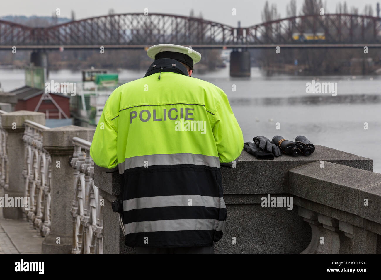 Ein Polizist mit seinem Telefon in Europäische Stadt Stockfoto