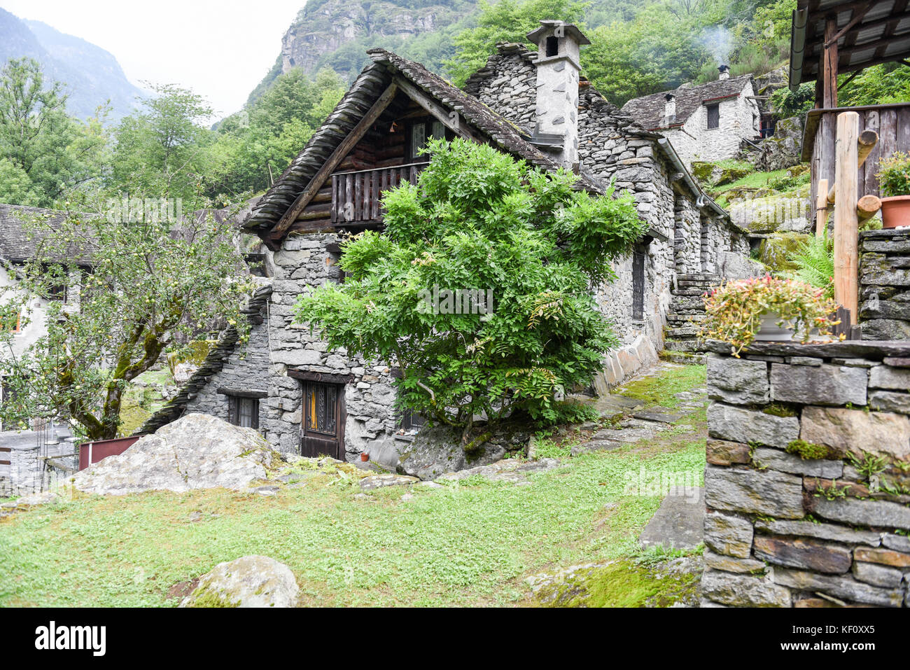 Fontana, Schweiz - 20. Juli 2017: traditionelle ländliche Dorf Fontana in den Schweizer Alpen Stockfoto