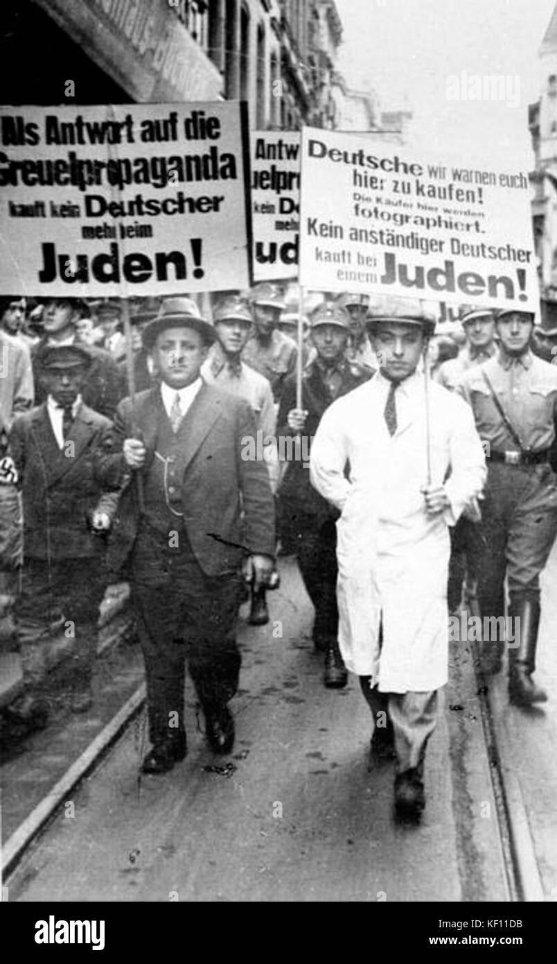 Dieses historische Bild zeigt Juden während des Zweiten Weltkriegs, die gezwungen waren, mit antisemitischen Zeichen zu gehen, was die schreckliche Unterdrückung und Diskriminierung widerspiegelt, die sie während des Holocaust erlitten hatten. Stockfoto