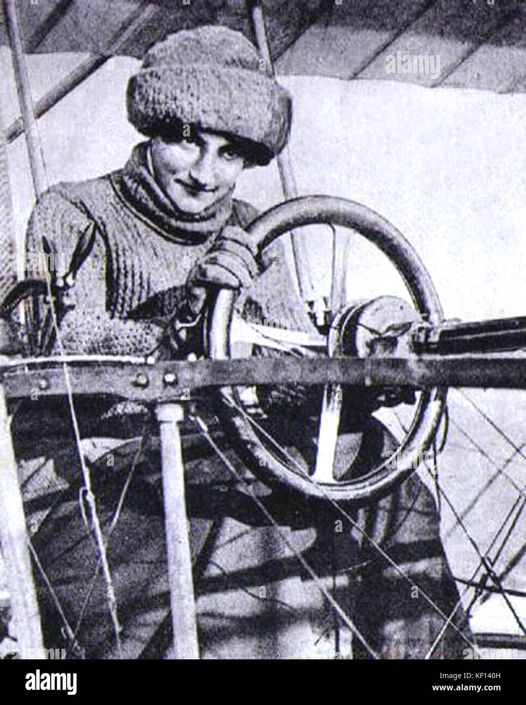 Mme. la Baronne de Laroche, Aviatrice, au poste de Richtung d'un biplan Voisin (C. 1910) Stockfoto