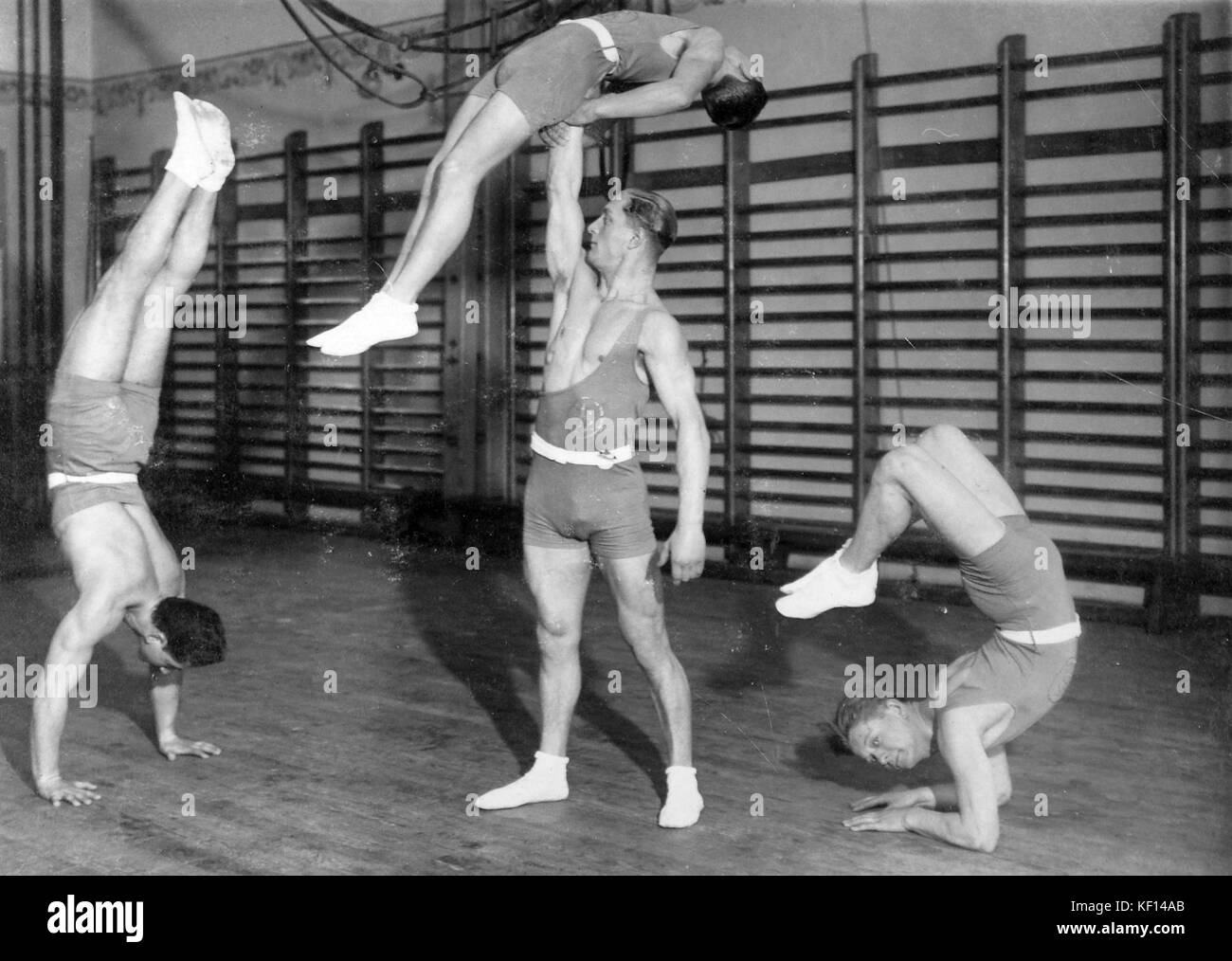 Dieses Bild zeigt einen Sportler, der Übungen mit Wandstangen durchführt, einem unverzichtbaren Trainingsgerät, das für das körperliche Training verwendet wird, häufig in Turnhallen oder Fitnessstudios. Stockfoto