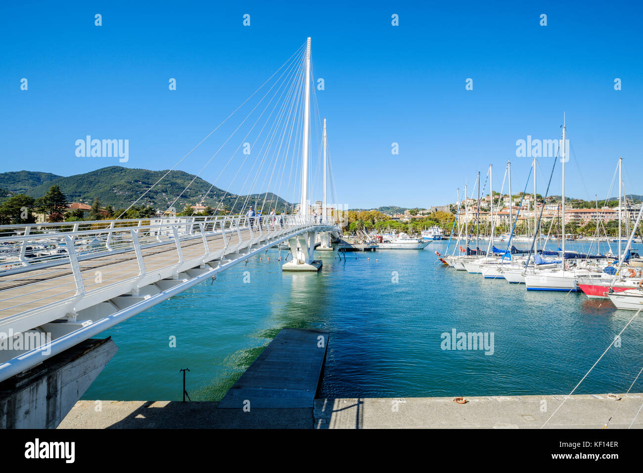 Blick über La Spezia und seinen Hafen mit der Brücke Ponte Thaon di Revel, La Spezia, Ligurien, Italien Stockfoto