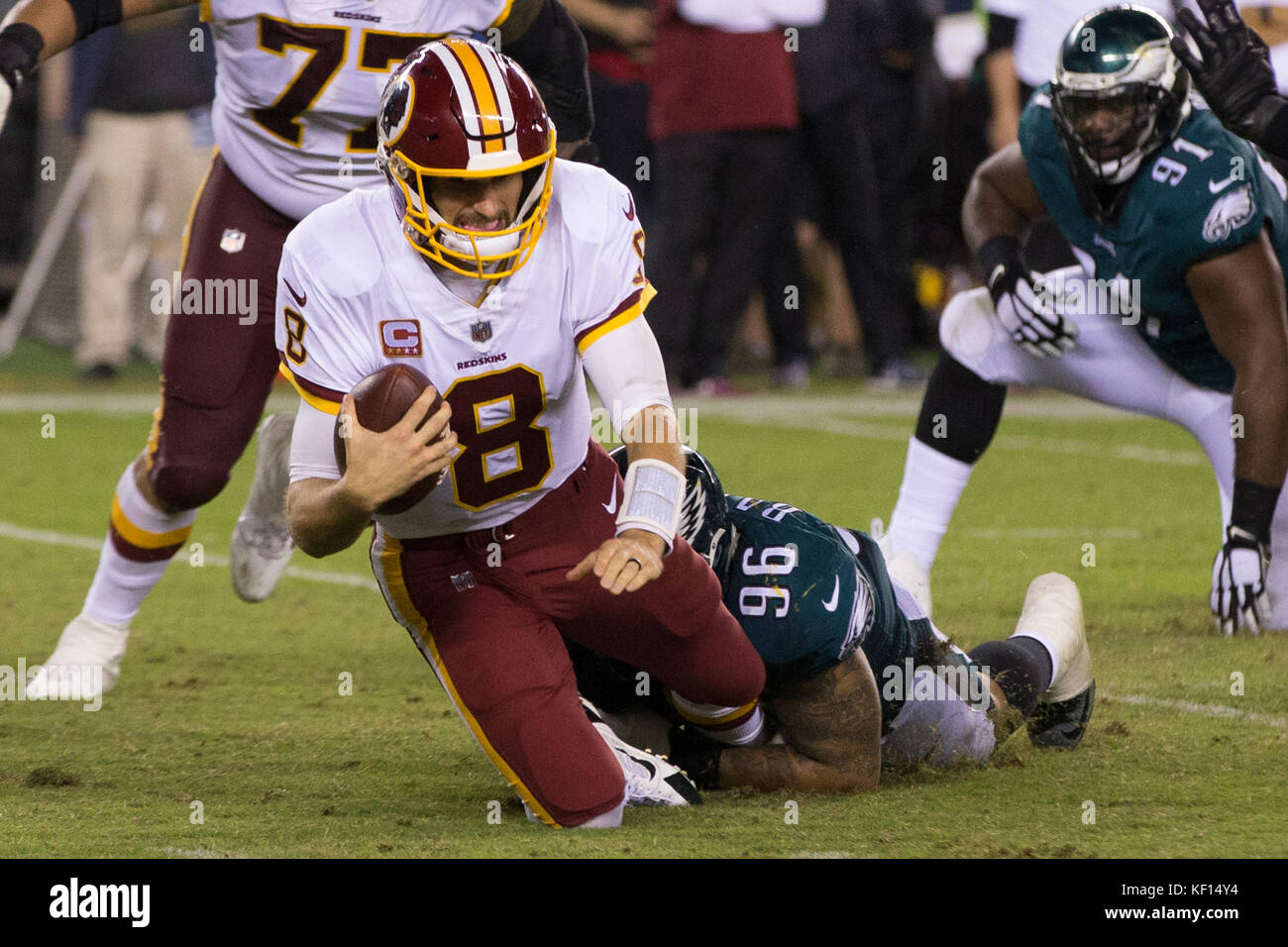 Oktober 23, 2017: Washington Redskins quarterback Kirk Cousins (8) reagiert auf das Erhalten von Philadelphia Eagles defensive Ende Derek Barnett (96) Während der NFL Spiel zwischen den Washington Redskins und die Philadelphia Eagles am Lincoln Financial Field in Philadelphia, Pennsylvania, entlassen. Die Philadelphia Eagles gewonnen 34-24. Christopher Szagola/CSM Stockfoto