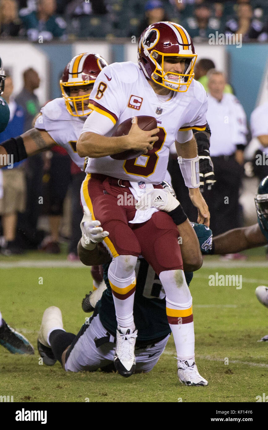 Oktober 23, 2017: Washington Redskins quarterback Kirk Cousins (8) reagiert auf das Erhalten von Philadelphia Eagles defensive Ende Derek Barnett (96) Während der NFL Spiel zwischen den Washington Redskins und die Philadelphia Eagles am Lincoln Financial Field in Philadelphia, Pennsylvania, entlassen. Die Philadelphia Eagles gewonnen 34-24. Christopher Szagola/CSM Stockfoto