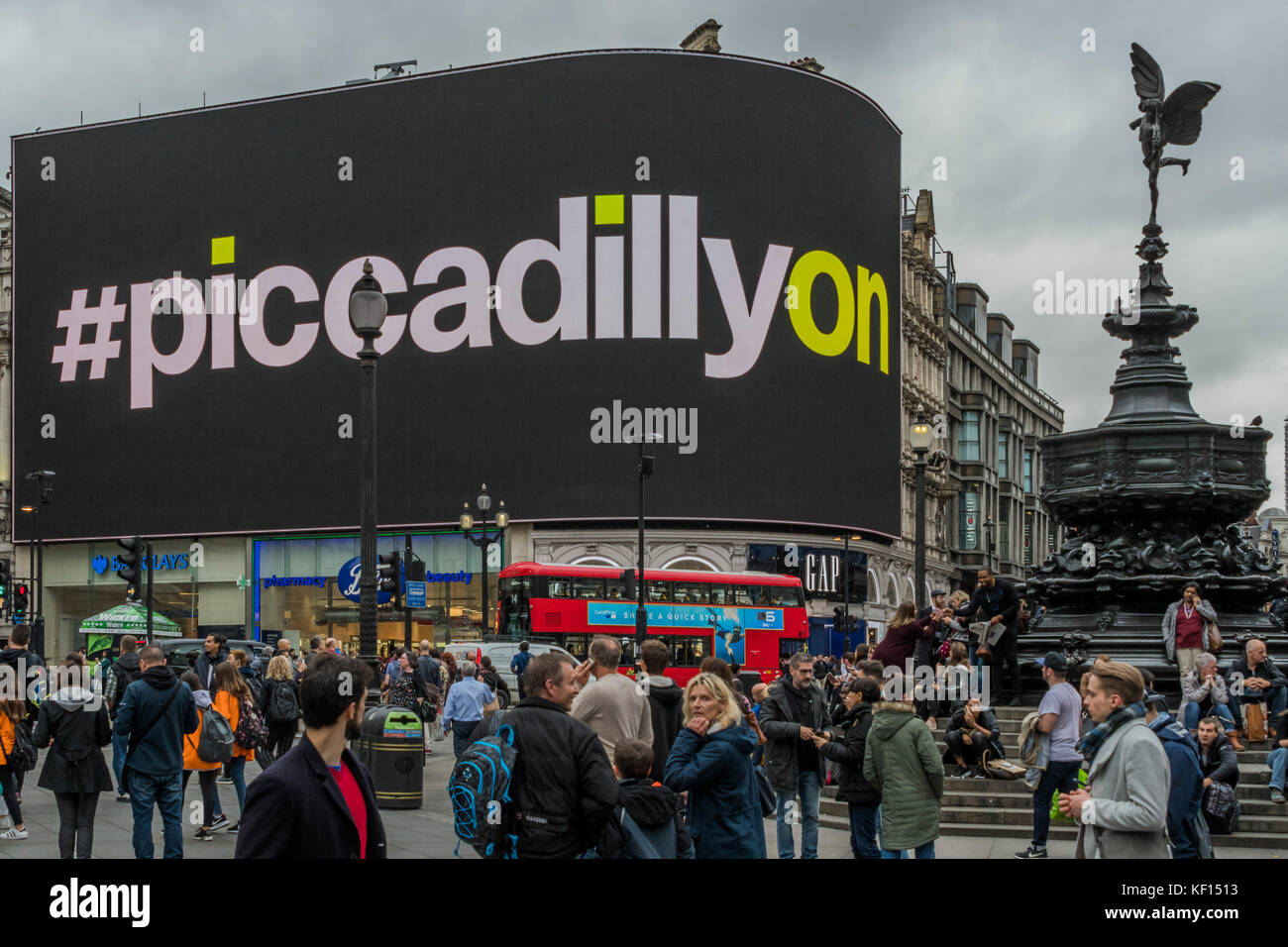 London, Großbritannien. 24. Oktober, 2017. Die riesige Werbung hording ist jetzt bereit für die Markteinführung. Es bleibt entweder schwarz oder zeigt den Hashtag #piccadillyon. Credit: Guy Bell/Alamy leben Nachrichten Stockfoto