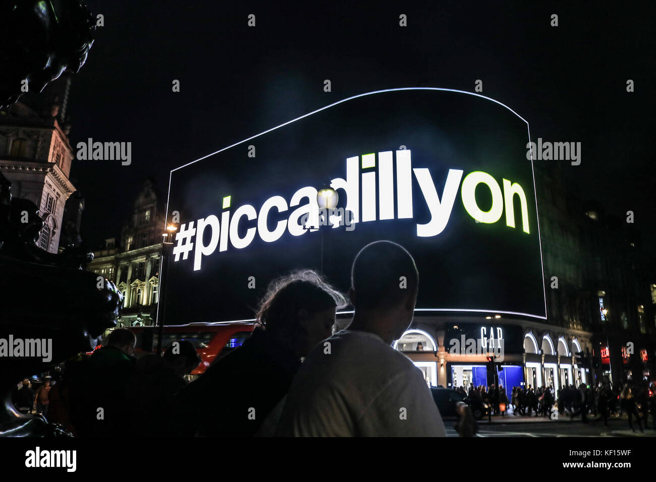 London, GB, 24. Oktober 2017. Der Welt-berühmten Piccadilly Beleuchtung wird wieder eingeschaltet, nachdem er neun Monate renoviert werden. Der neue Riese Werbung Bildschirm wird durch die größte digitale, ultra-high definition gebogene Leinwand 8,500 sq ft (790 m2) in Europa Stockfoto