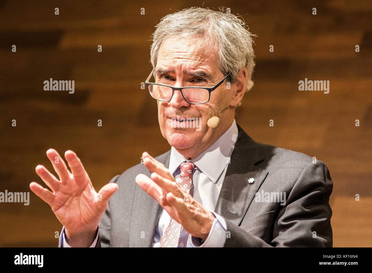 Wien, Vienna, Austria. 24 Okt, 2017. dr. Michael Ignatieff, der Präsident und Rektor der angeschlagenen Central European University in Budapest, Ungarn, eine Konferenz Aussehen an der Wirtschaftsuniversität Wien (wirtschaftsuniversitã¤t Wien). "Hochschulen: Schlüssel zu einer offenen Gesellschaft, das Ziel der politischen Feindschaft?" war der Titel der Konferenz, die Angriffe auf die Central European University durch den Fidesz Regierung von Ungarn in einem angeblichen Bemühungen der Einfluss der Milliardär und Philanthrop George Soros im Land zu bändigen diskutiert. Die zentrale Eur Stockfoto