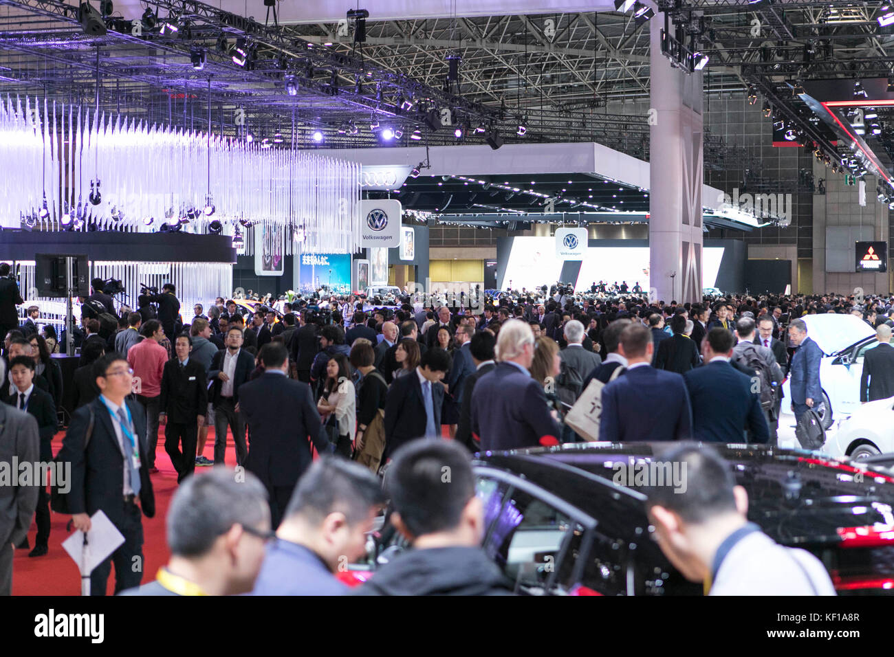 Viele Menschen nehmen an der 45. Tokyo Motor Show Teil. Quelle: Yuichiro Tashiro /Alamy Live News Stockfoto