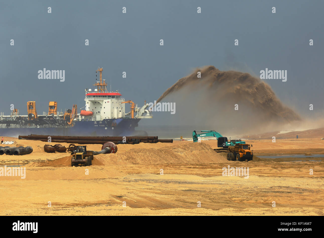 Colombo, Sri Lanka. 25 Okt, 2017. Ein Ausbaggern des Schiffes auf der Baustelle für das Colombo port city Development in Colombo, Sri Lanka betreibt, einmal über kämpfte von europäischen Mächten, Sri Lanka ist nun von der Aufmerksamkeit der Asiens größten Volkswirtschaften profitieren, auf seine indischen Ozean Lage entlang der verkehrsreichsten Meer der Welt - Gassen gezogen. Credit: vimukthi embuldeniya/alamy leben Nachrichten Stockfoto