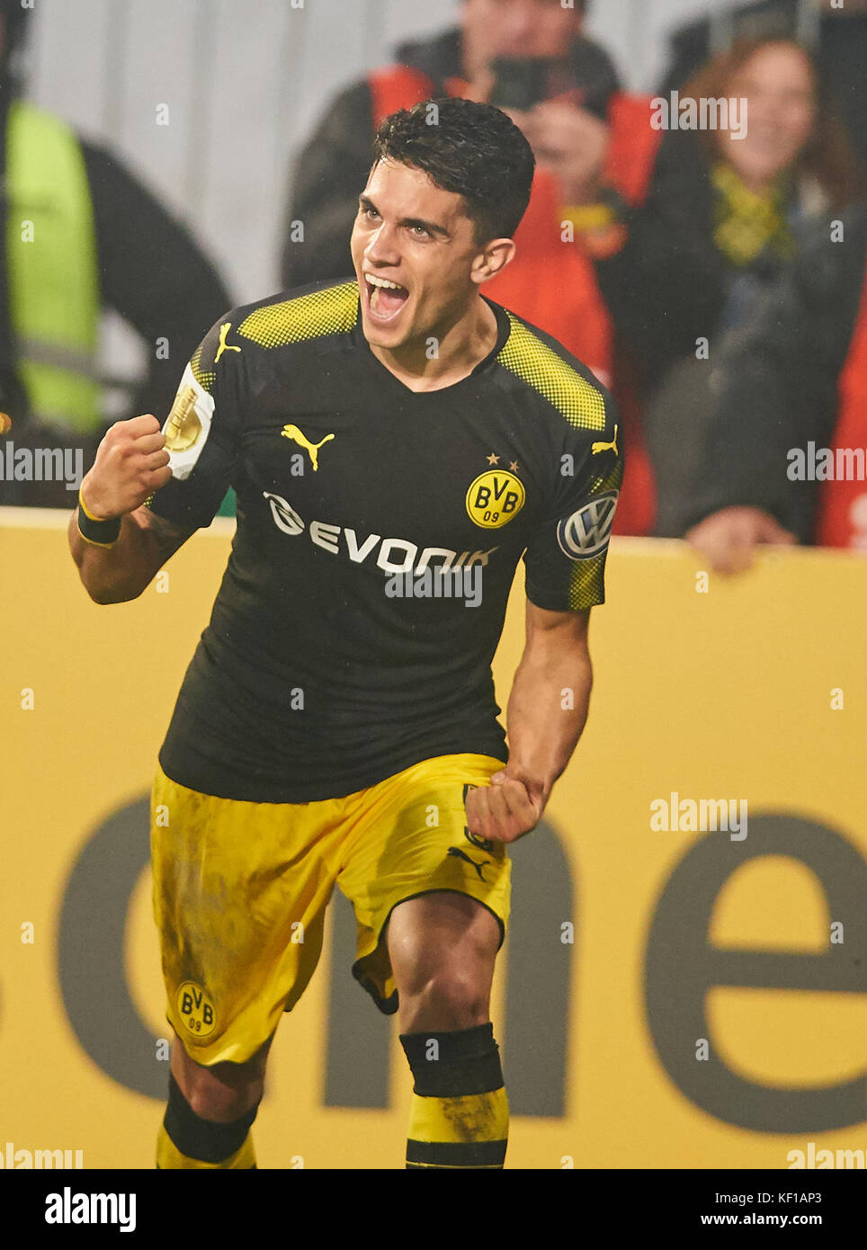 Magdeburg, Deutschland. 24 Okt, 2017. dfb-pokal Fußball Match, Magdeburg, 24. Oktober, Marc 2017 bartra aregall, bvb 5 sein Ziel feiert für 0-4, Jubel, Freude, Emotionen, feiern, lachen, Jubeln, Jubeln, reißt die Arme, ballte die Faust, 1.FC Magdeburg - Borussia Dortmund 0-5 dfb-pokal Fußball Match in Magdeburg, 22. Oktober 2017, Saison 2017/2018 Quelle: Peter Schatz/alamy leben Nachrichten Stockfoto